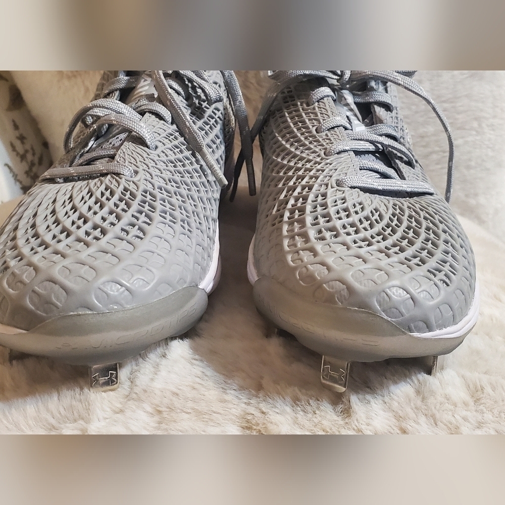 Women's Under Armour Glyde 2 MT Grey/Metallic Silver Softball Cleats Sz 8.5 NWOT - Picture 7 of 7